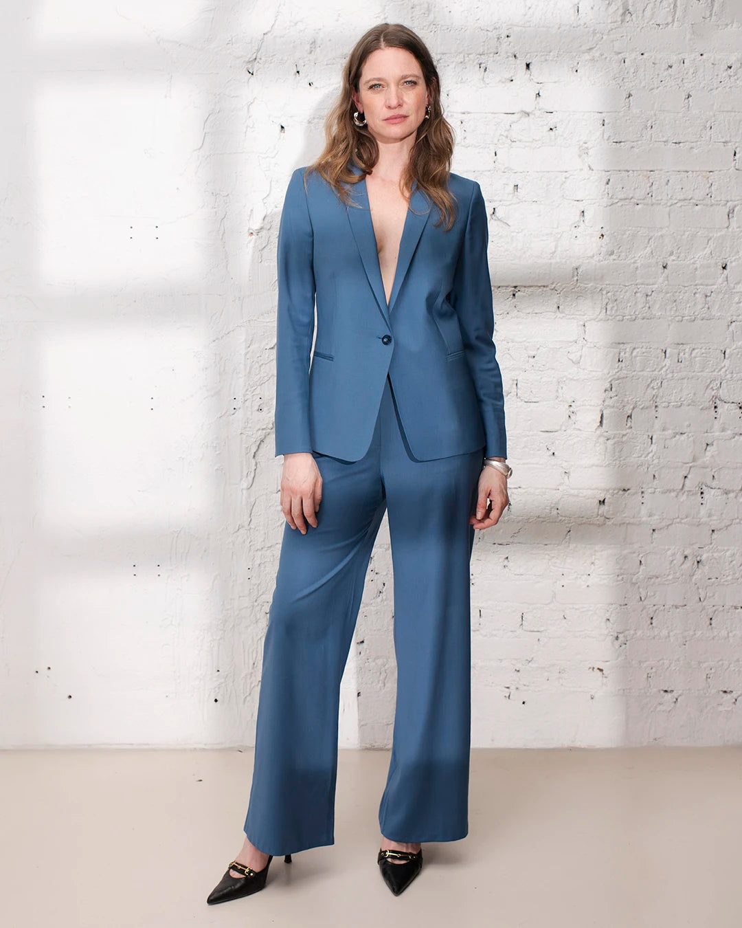 tenue invitée mariage femme avec veste cintrée et pantalon ample élégant