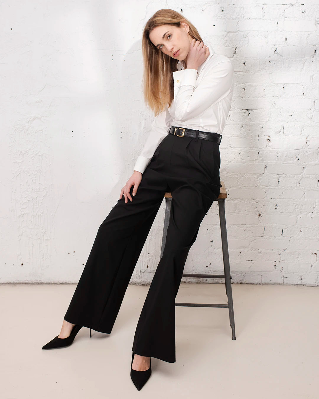 Tenue de présentation femme avec pantalon large noir et chemise blanche élégante