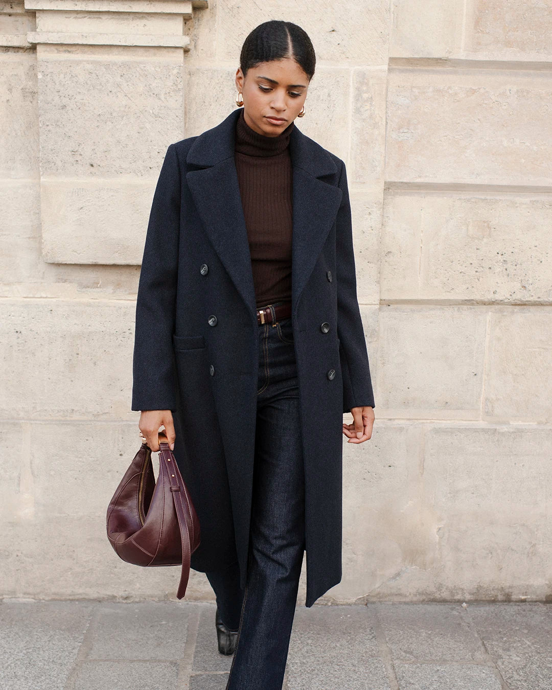 manteau-femme-bleu-marine-long-chaud-en-laine-structuree-look-hiver-elegant-premium-