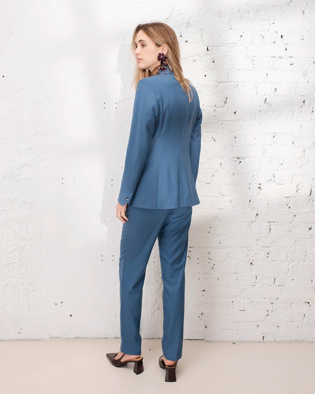 Tailleur bleu femme avec veste croisée coupe cintrée et pantalon cigarette ajusté