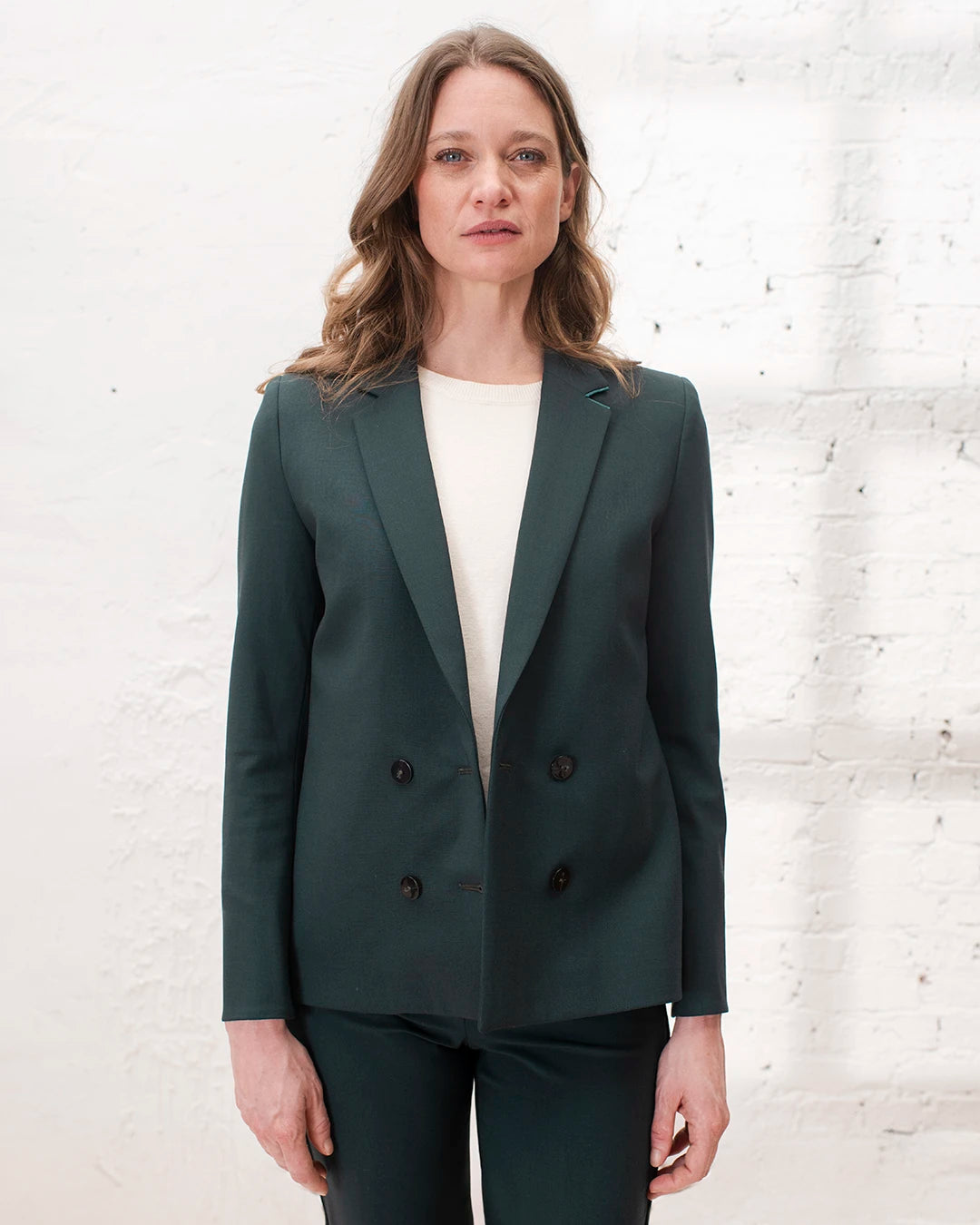 Veste de tailleur croisée femme avec chemise blanche et pantalon cigarette pour une tenue de bureau élégante.