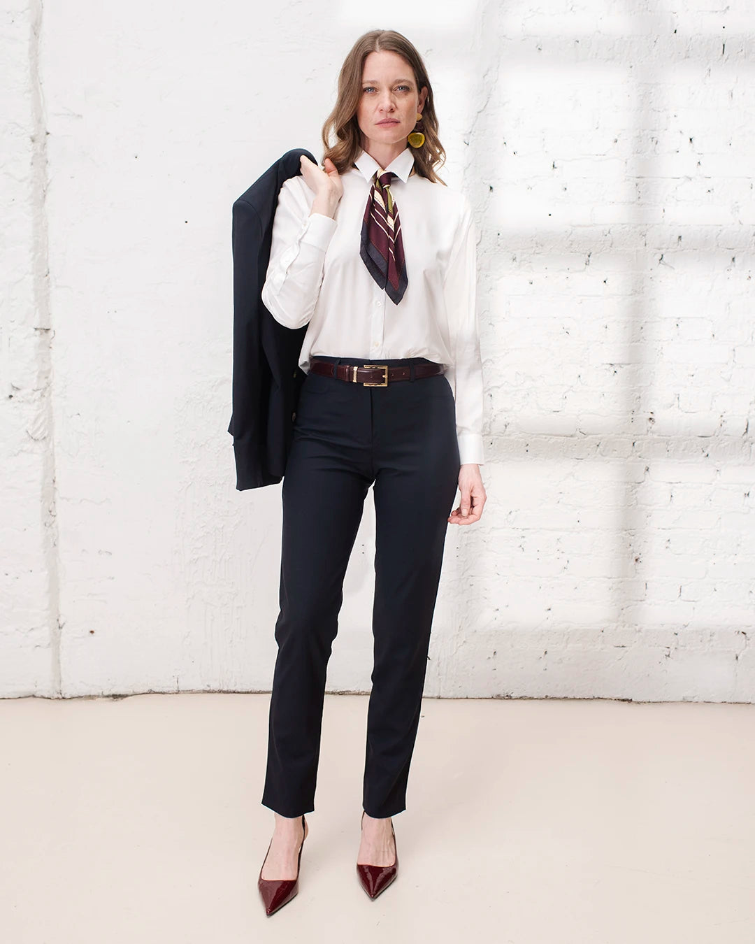Tailleur bleu marine femme style business avec veste croisée et pantalon cigarette élégant.