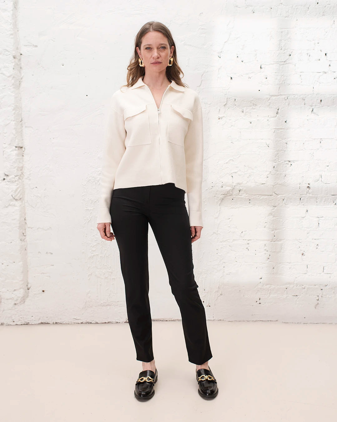 Look travail femme avec pantalon cigarette noir classique et élégant