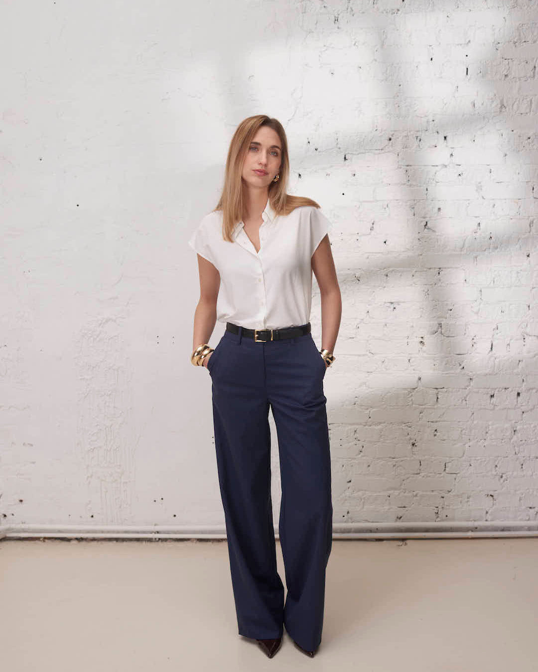 Pantalon denim coupe large pour femme, style tailleur moderne et sophistiqué