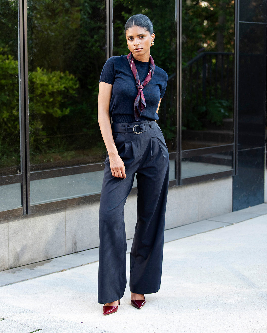 tenue-bureau-femme-bleu-marine-pantalon-palazzo-tshirt