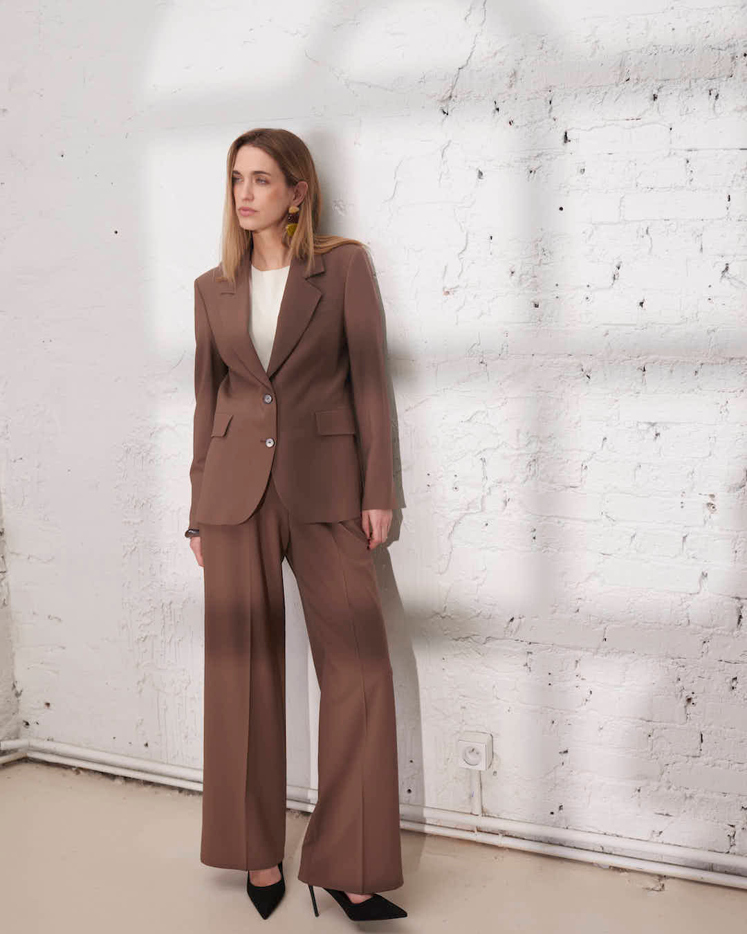 Pantalon de tailleur ample marron pour femme, idéal pour un look bureau chic
