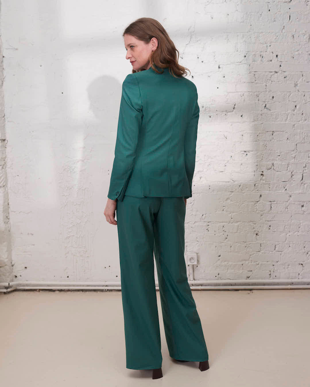 Pantalon de tailleur vert émeraude pour femme, idéal pour une tenue d’invitée de mariage