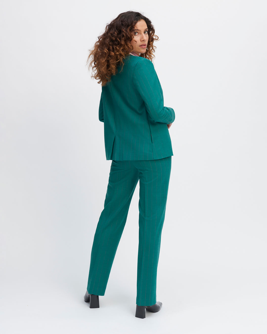 pantalon-vert-emeraude-coupe-droite-taille-haute-plis-devant-fermeture-zip-avec-crochet-17H10-tailleurs-pour-femme-paris-