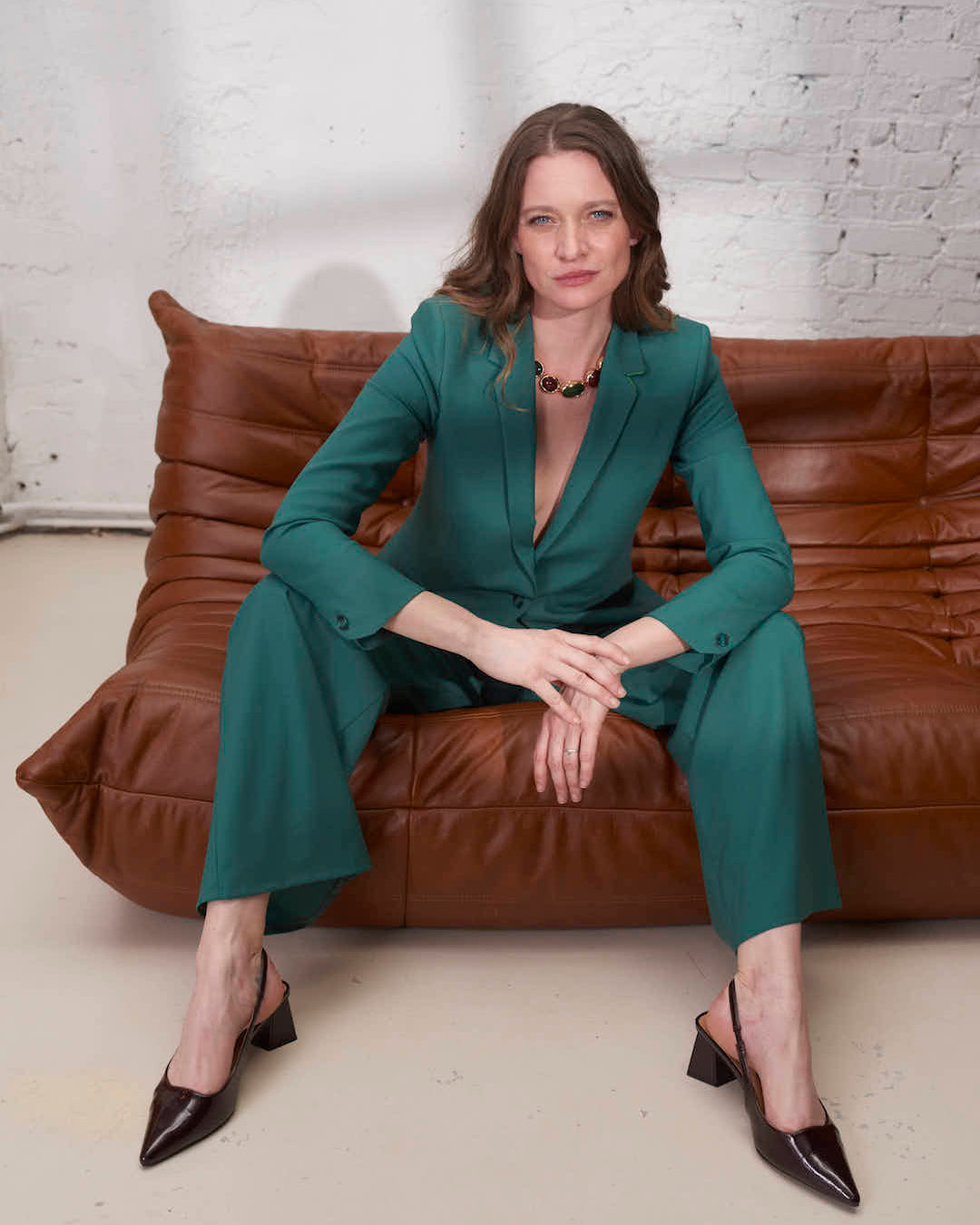 Détail des finitions du pantalon vert émeraude pour femme, coupe large et haut de gamme