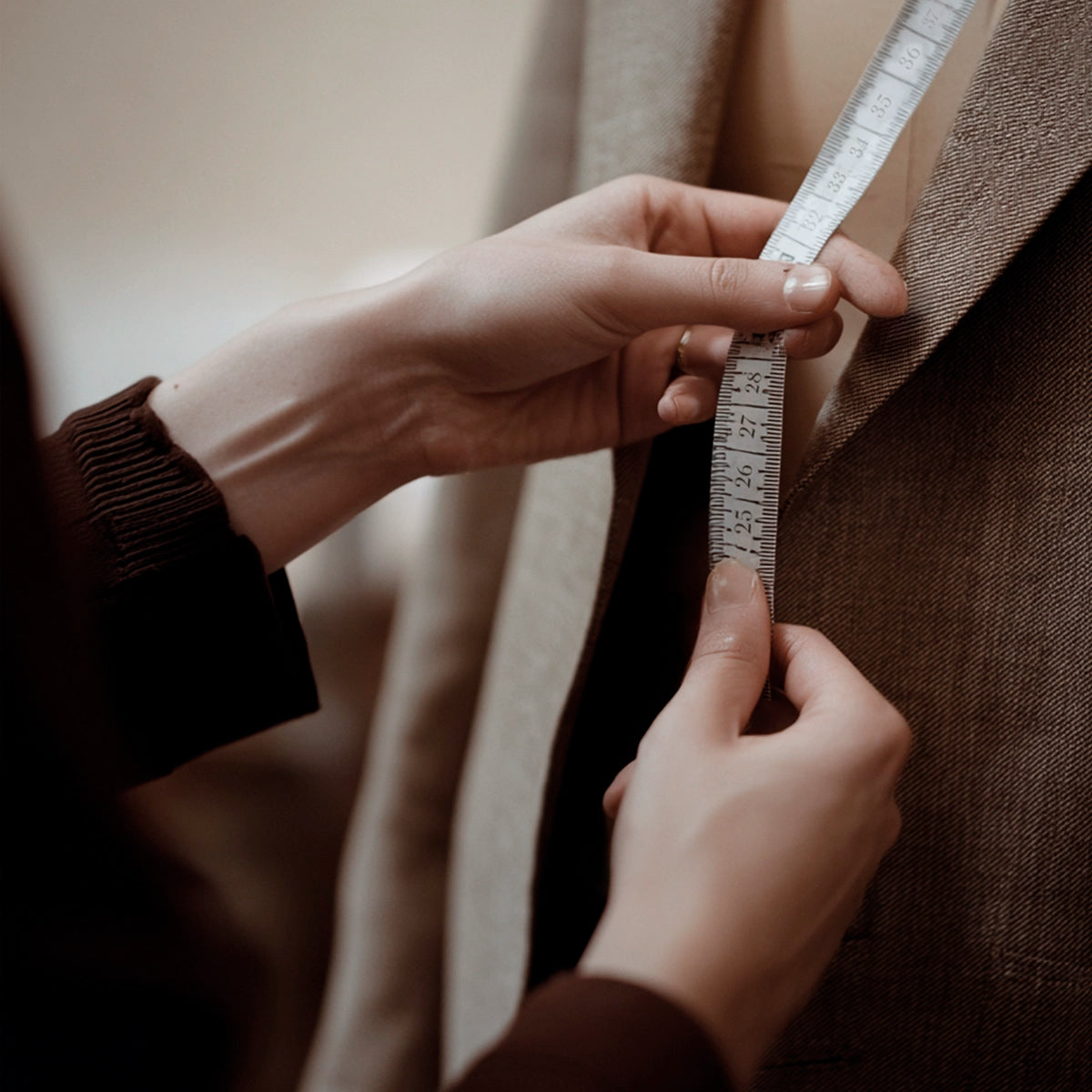 Service de personnalisation de tailleur pour femme à Paris, choix de tissus et détails uniques