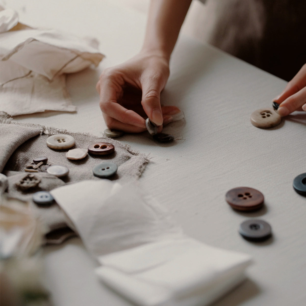 Personnalisation de veste de tailleur pour femme à Paris – boutons, doublure et coupe ajustée