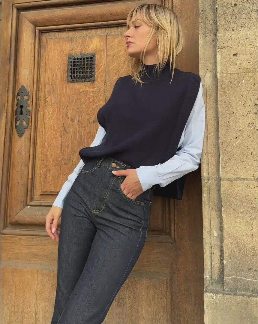 tenue-professionnelle-femme-chic-jean-brut-flare-et-chemise-blanche-col-montant-11