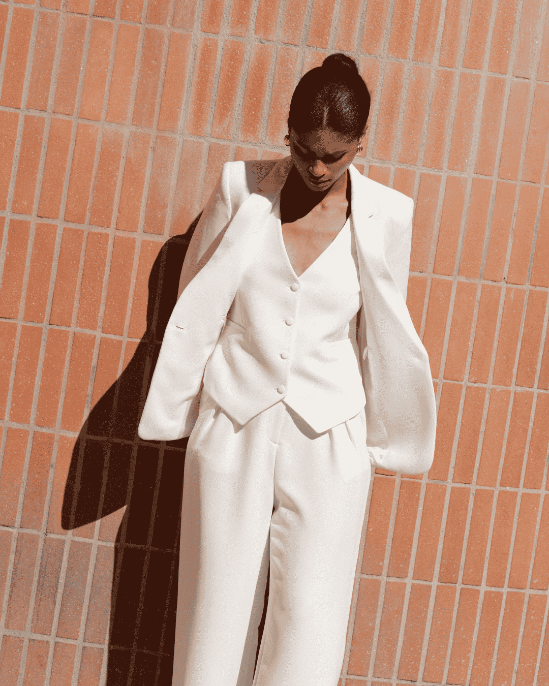 ensemble-costume-femme-blanc-elegant-blazer-gilet-pantalon-palazzo-look-chic