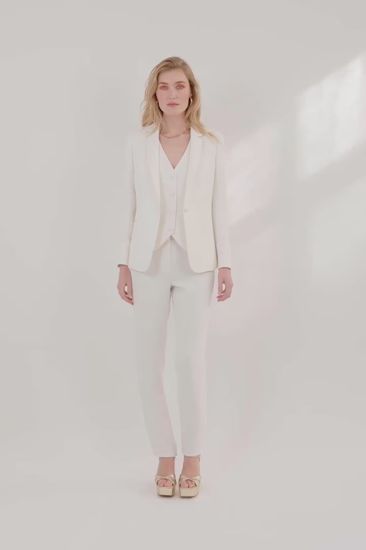 Pantalon-blanc-coupe-cigarette-taille-mi-haute-fausses-poches-cavalières-avant-poches-poissepoilées-arrières-passant-ceinture-fermeture-zip-crochet-bouton-recouvert-ton-sur-ton-Drap-laine-italien-luxueux-17H10-tailleurs-pour-femme-paris-