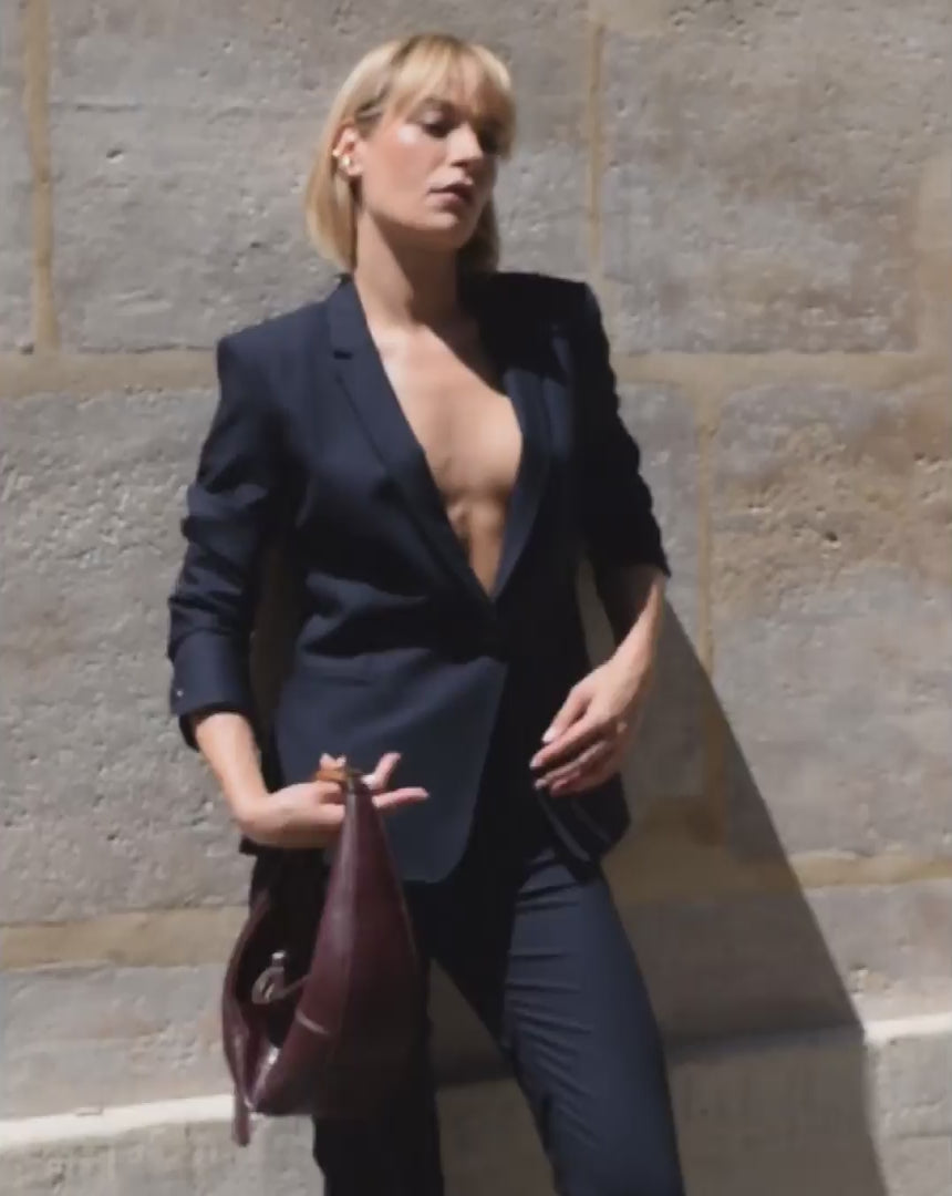 tenue-de-bureau-tailleur-femme-veste-cintree-pantalon-cigarette-bleu-marine-1