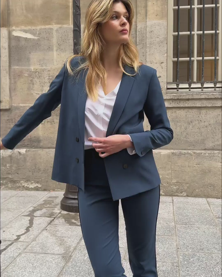 "Pantalon-tailleur-bleu-gris-coupe-cigarette-taille-mi-haute-fausses-poches-cavalières-avant-poches-poissepoilées-arrières-passant-ceinture-17H10-tailleurs-pour-femme-paris-"