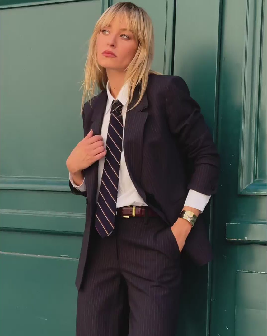 ensemble-tailleur-femme-rayures-noir-blanc-veste-croisee-cintree-pantalon-large-chemise-blanche-tenue-bureau-chic-3