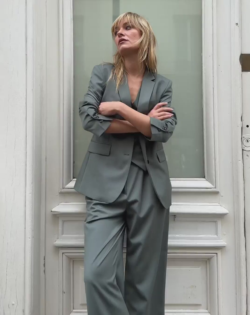 costume-femme-kaki-3-pieces-veste-cintree-gilet-pantalon-large-style-elegant-tenue-travail-