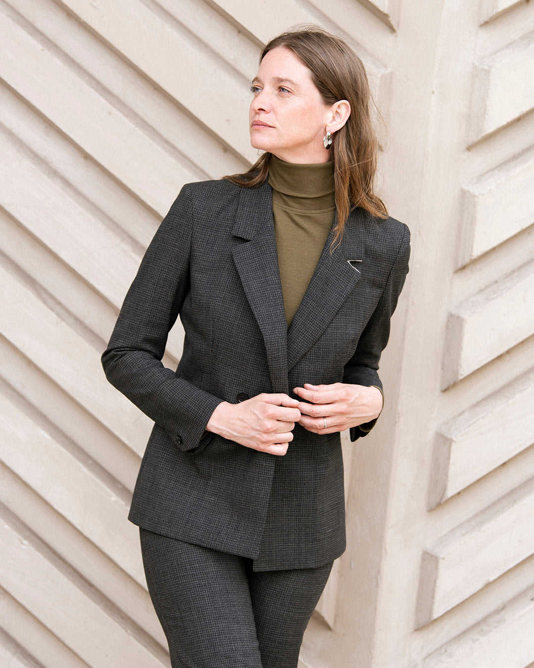 ensemble-tailleur-femme-noir-chine-chic-pantalon-droit-veste-cintree-travail