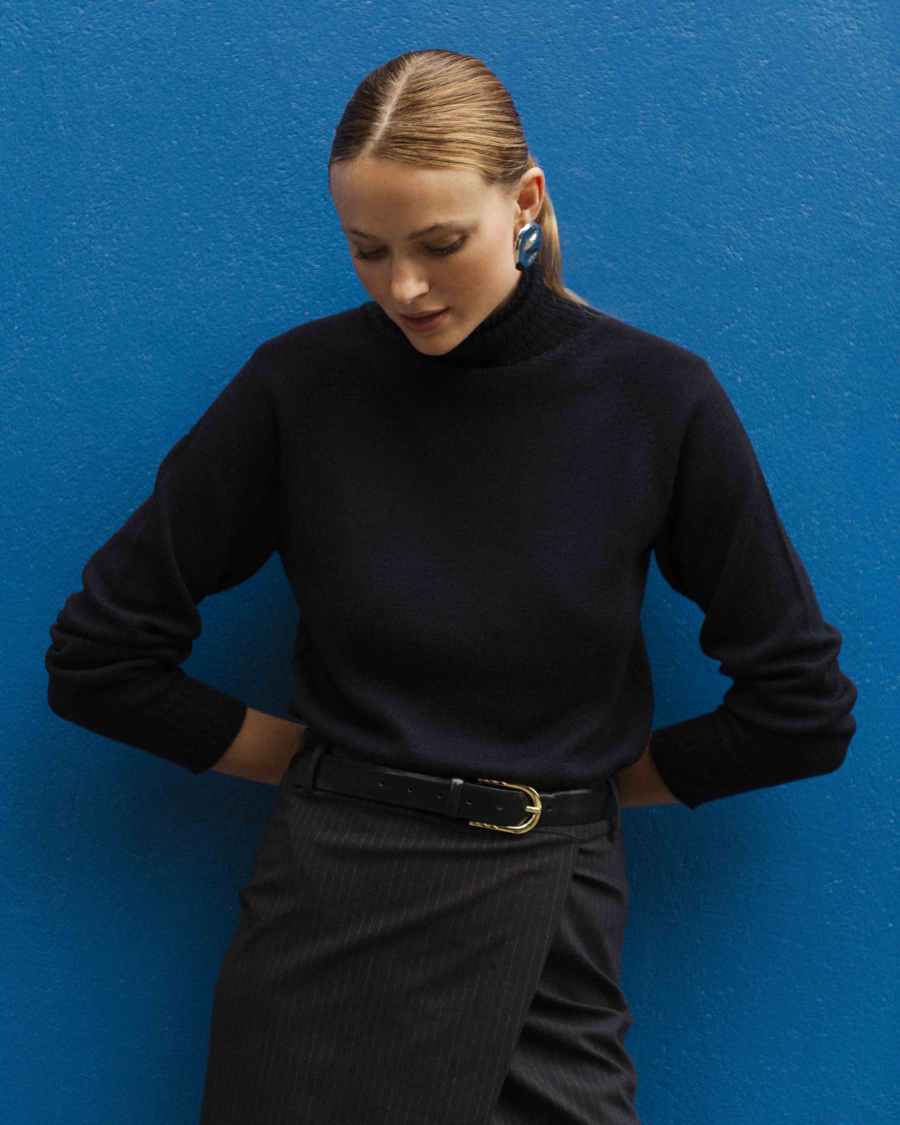 navy-blue-linen-mohair-tailor-marque-roll-neck-sweater-for-women-