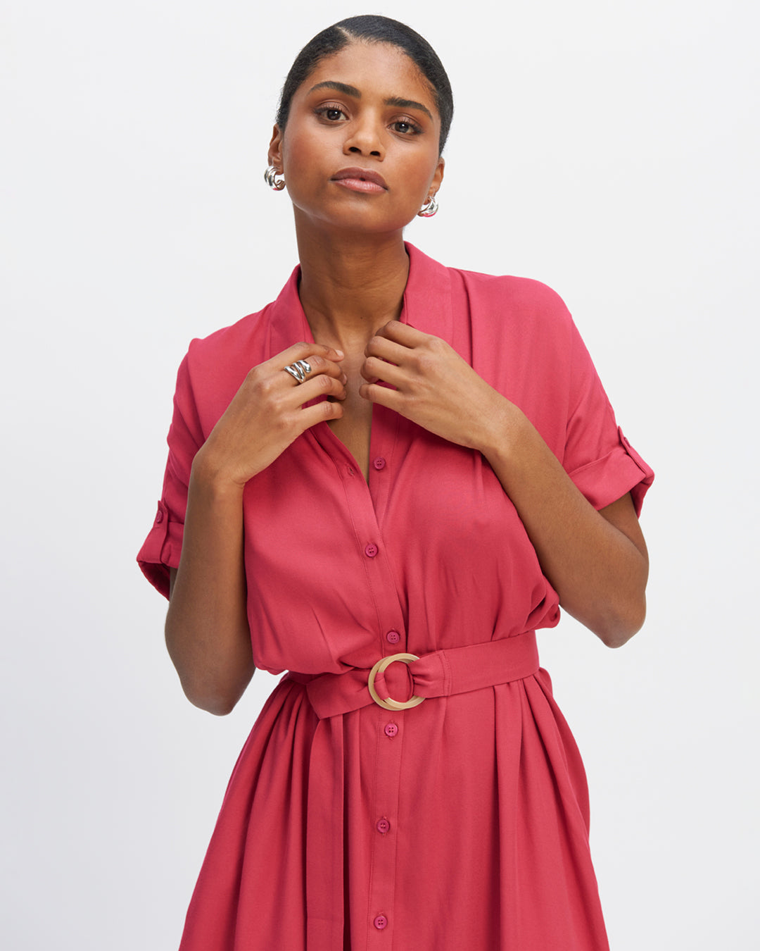 robe-rose-coupe-ajustee-col-chemise-manches-courtes-avec-revers-boutonne-patte-de-boutonnage-ceinture-avec-boucle-17H10-tailleurs-pour-femme-paris