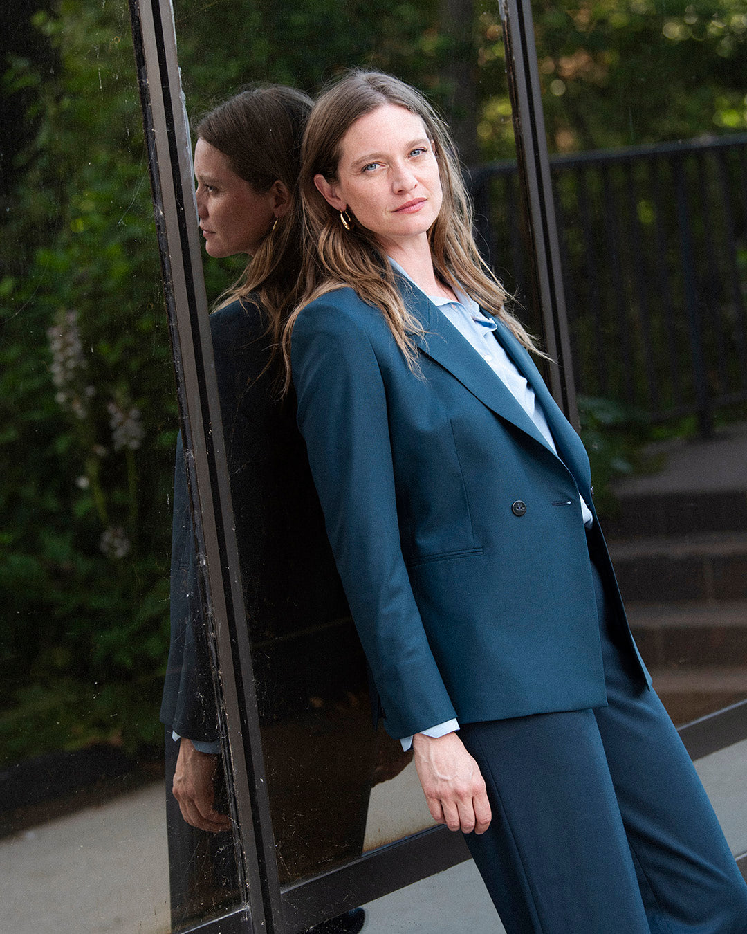 ensemble-tailleur-bleu-canard-femme-chic-veste-ceinturee-pantalon-large-chemise-bleue