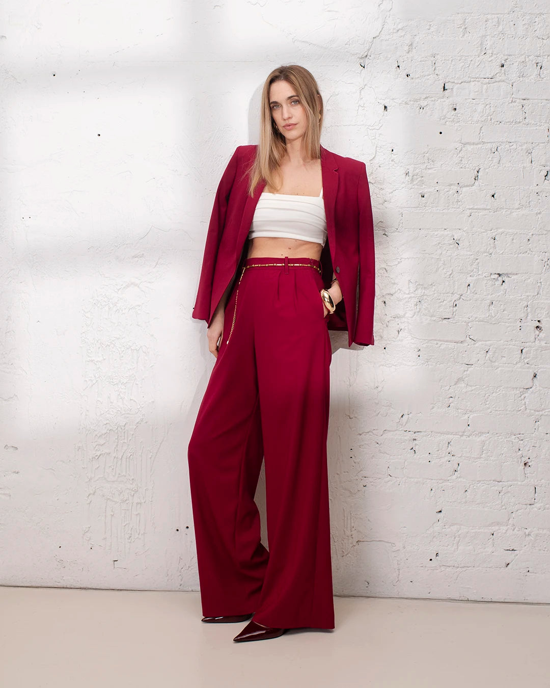 Ensemble rose foncé femme avec veste cintrée et pantalon ample pour tenue cocktail