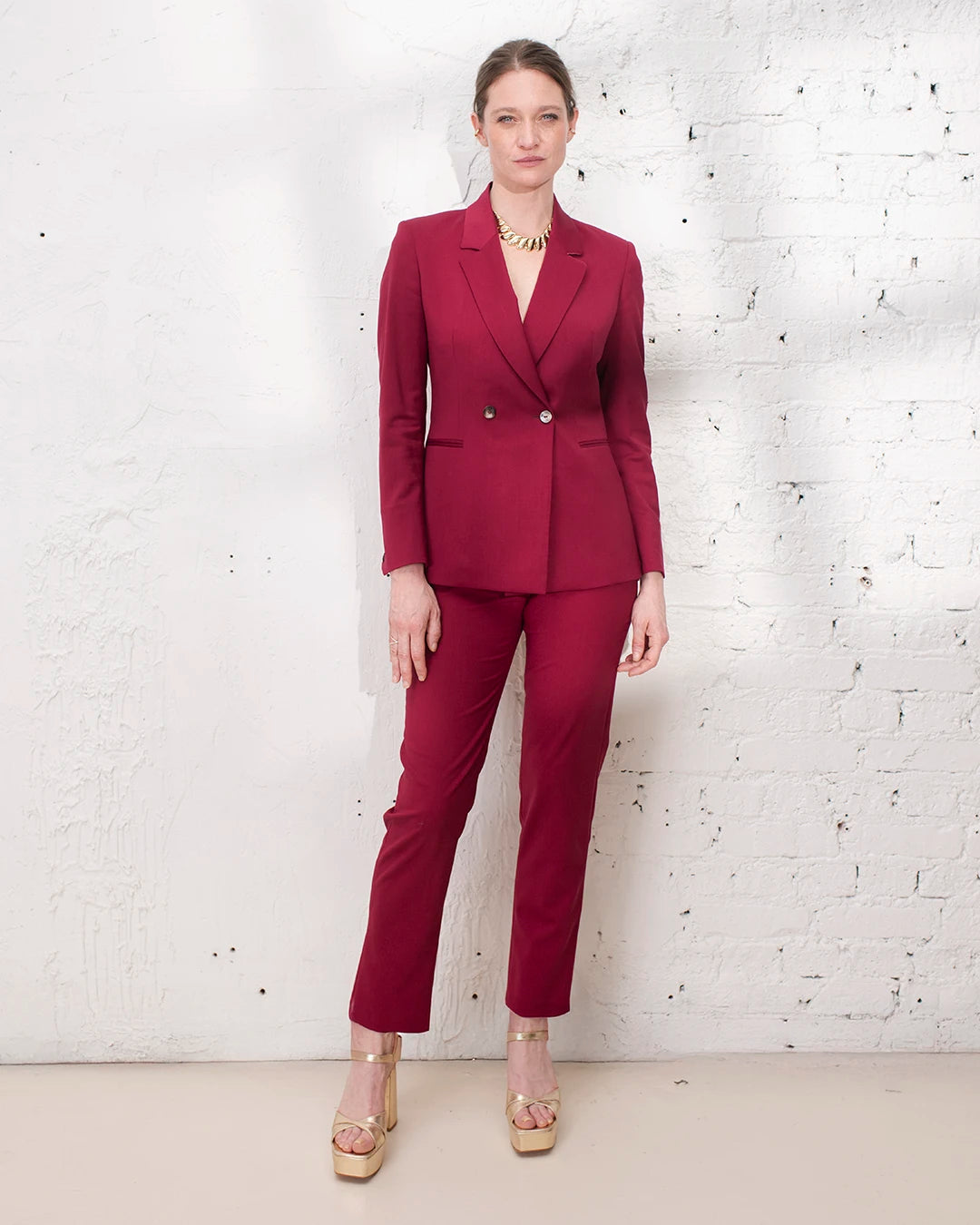 Veste croisée rose foncé femme et pantalon cigarette pour un look structuré d’invitée mariage