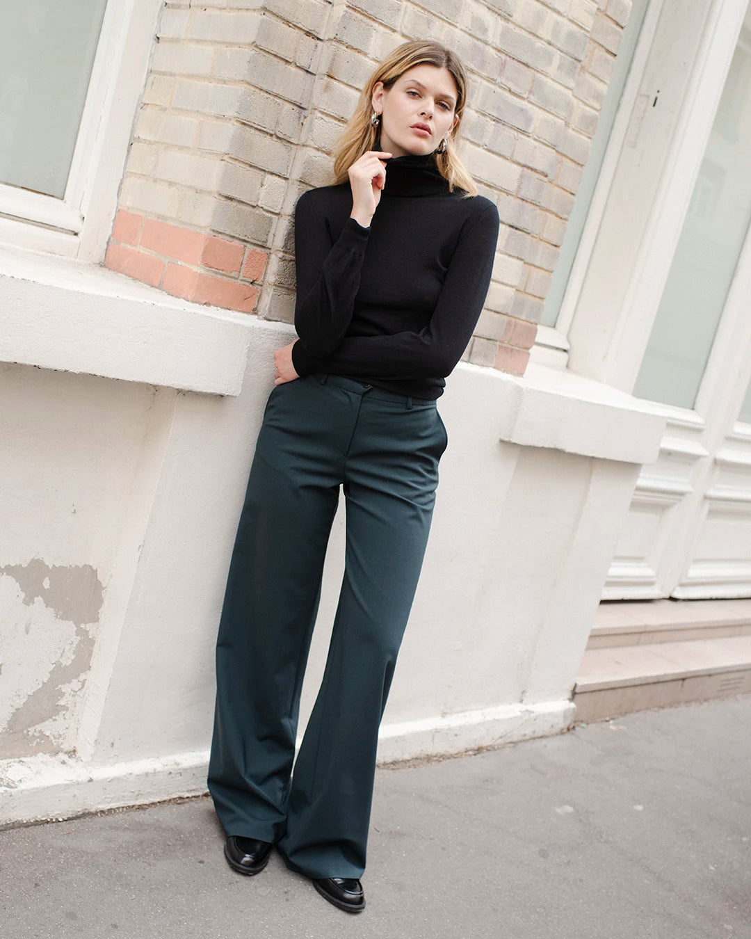 veste-de-tailleur-cintree-pantalon-large-vert-fonce-tenue-de-bureau-