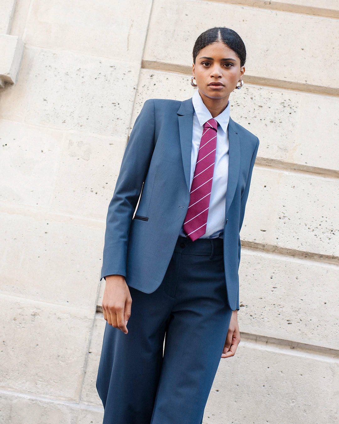 tailleur-femme-veste-bleu-petrole-cintree-chemise-bleue-et-pantalon-large-gris-look-professionnel-elegant