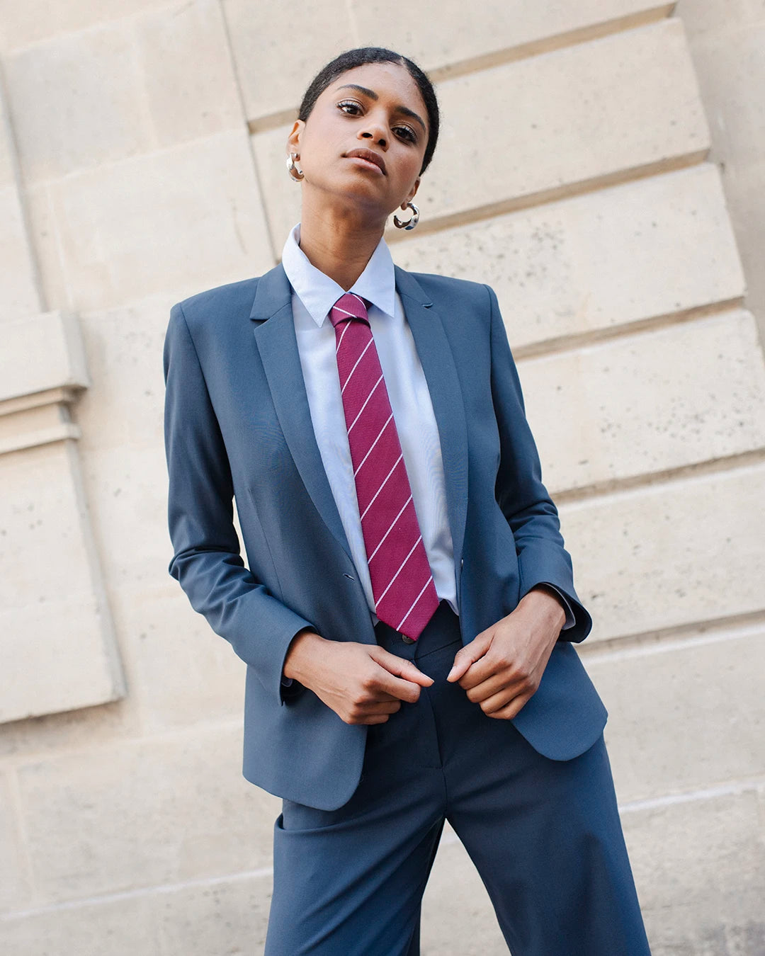 tailleur-femme-veste-bleu-petrole-cintree-chemise-bleue-et-pantalon-large-gris-look-professionnel-elegant