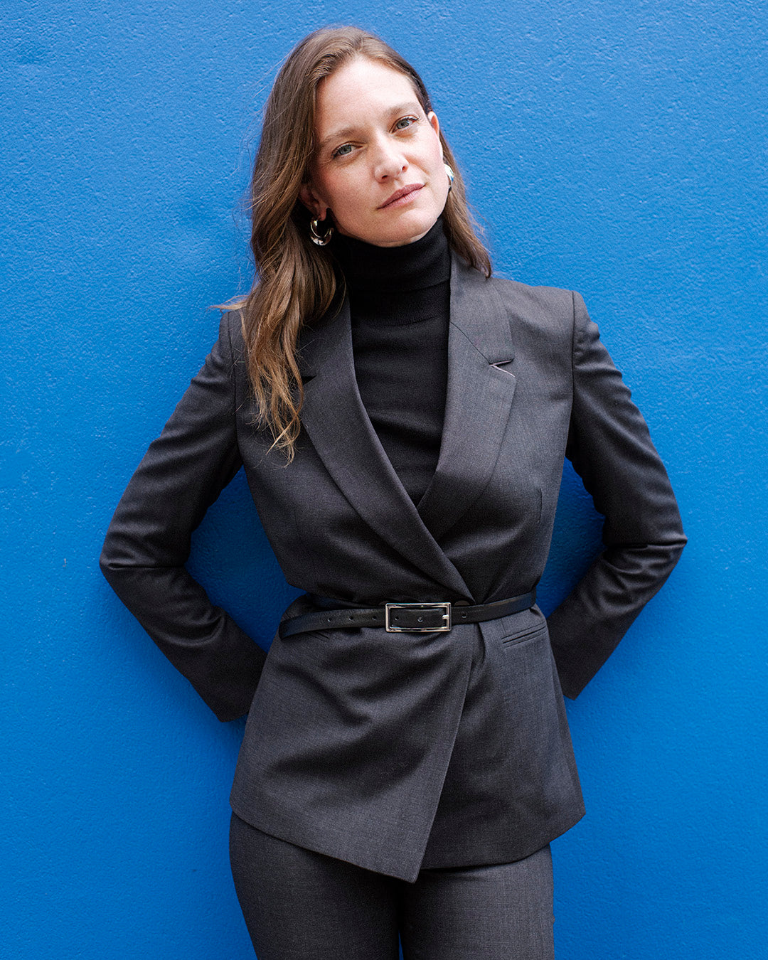 tailleur-femme-gris-veste-ceinturee-pantalon-flare-tenue-elegante-10