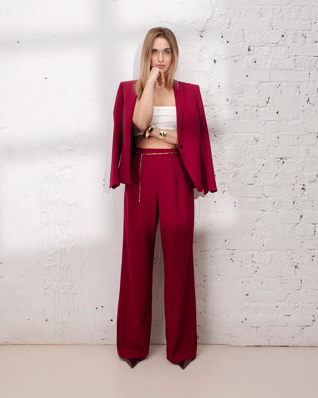 Look baptême femme avec veste ajustée rose foncé et pantalon ample flatteur