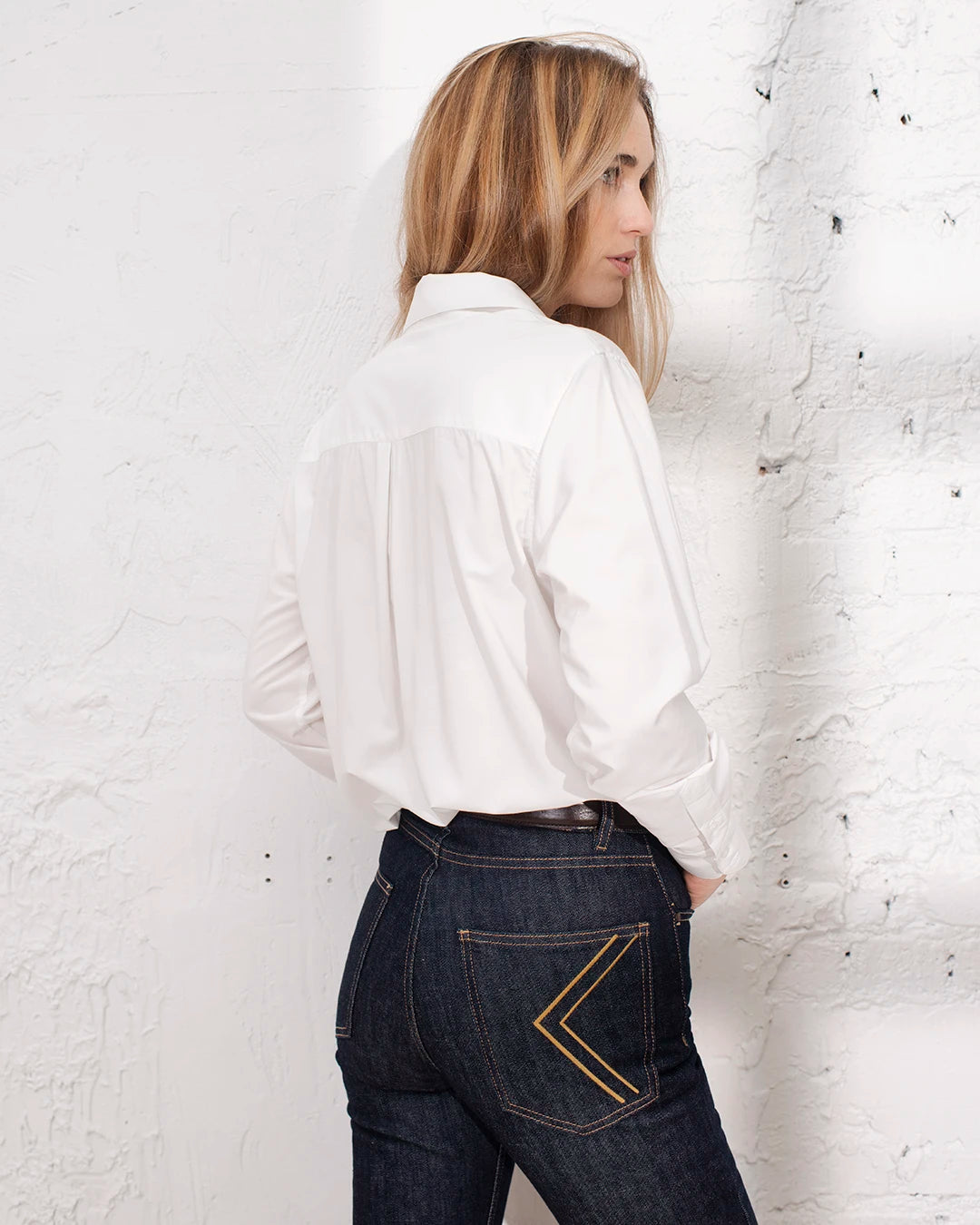 Look bureau chic avec chemise blanche femme, indispensable pour une allure élégante.