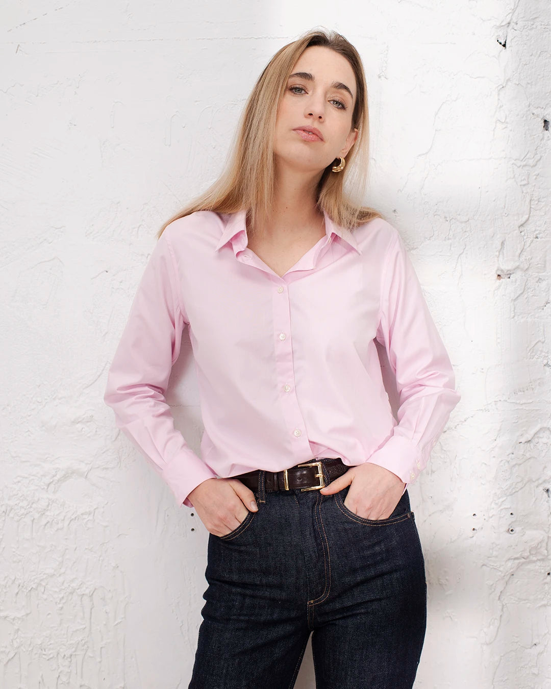 Chemise rose pâle femme style business chic, idéale pour une silhouette professionnelle.