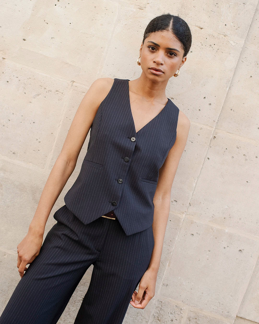 tenue-bureau-femme-veste-oversize-rayee-noir-blanc-pantalon-large-et-chemise-blanche-style-professionnel-moderne-