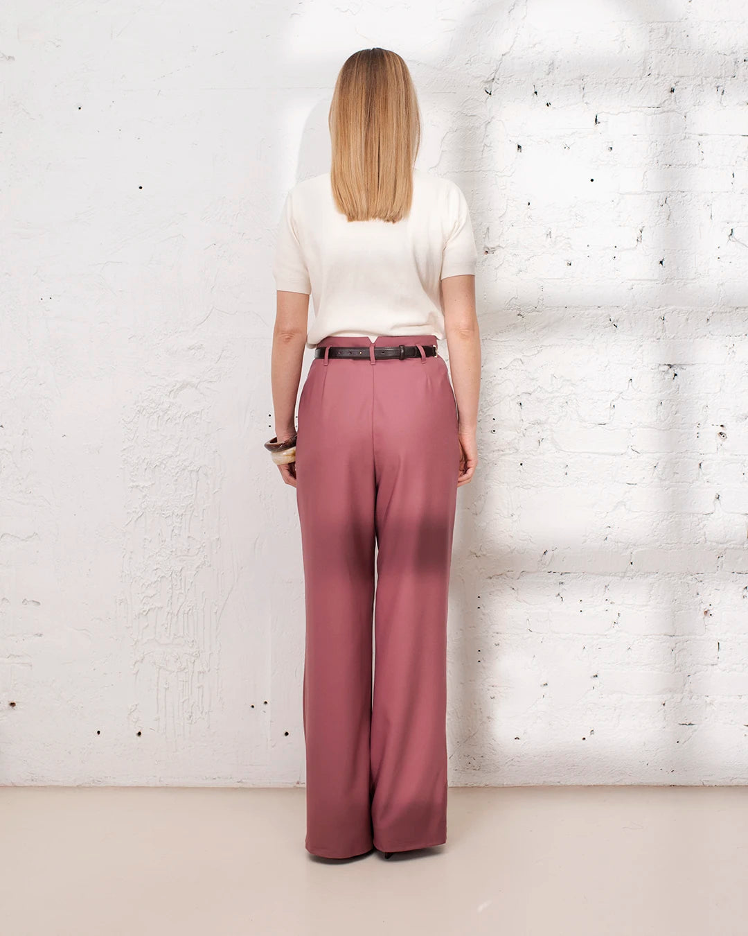 Tailleur rose femme avec pantalon palazzo et veste structurée pour une tenue gala élégante