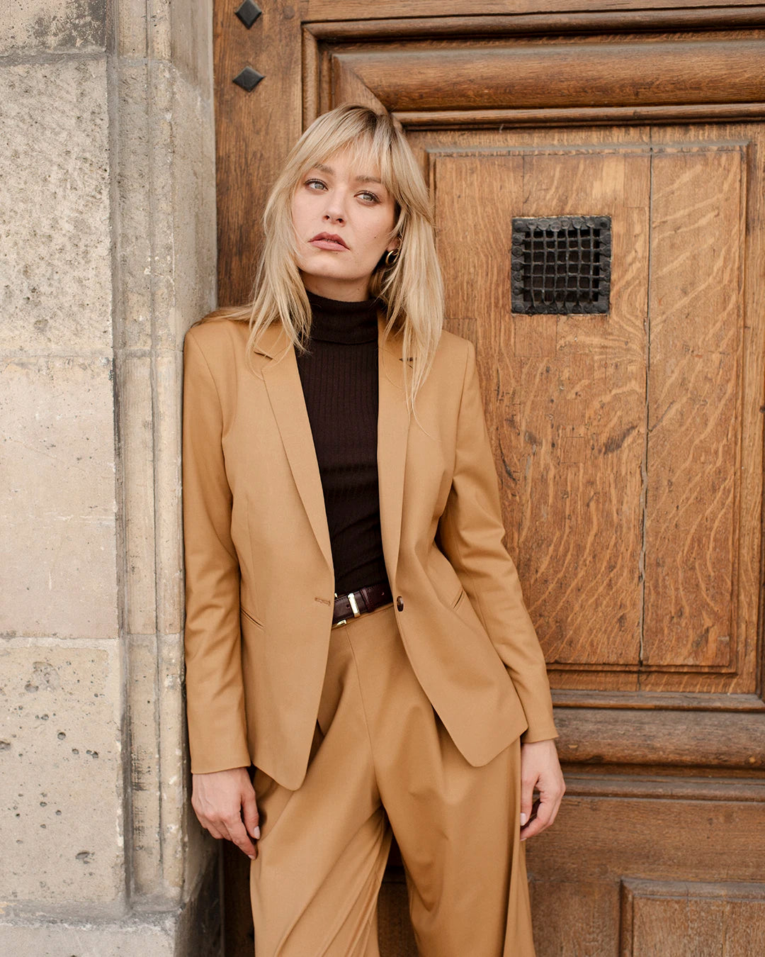 tenue-chic-femme-tailleur-camel-pantalon-large-veste-cintree-
