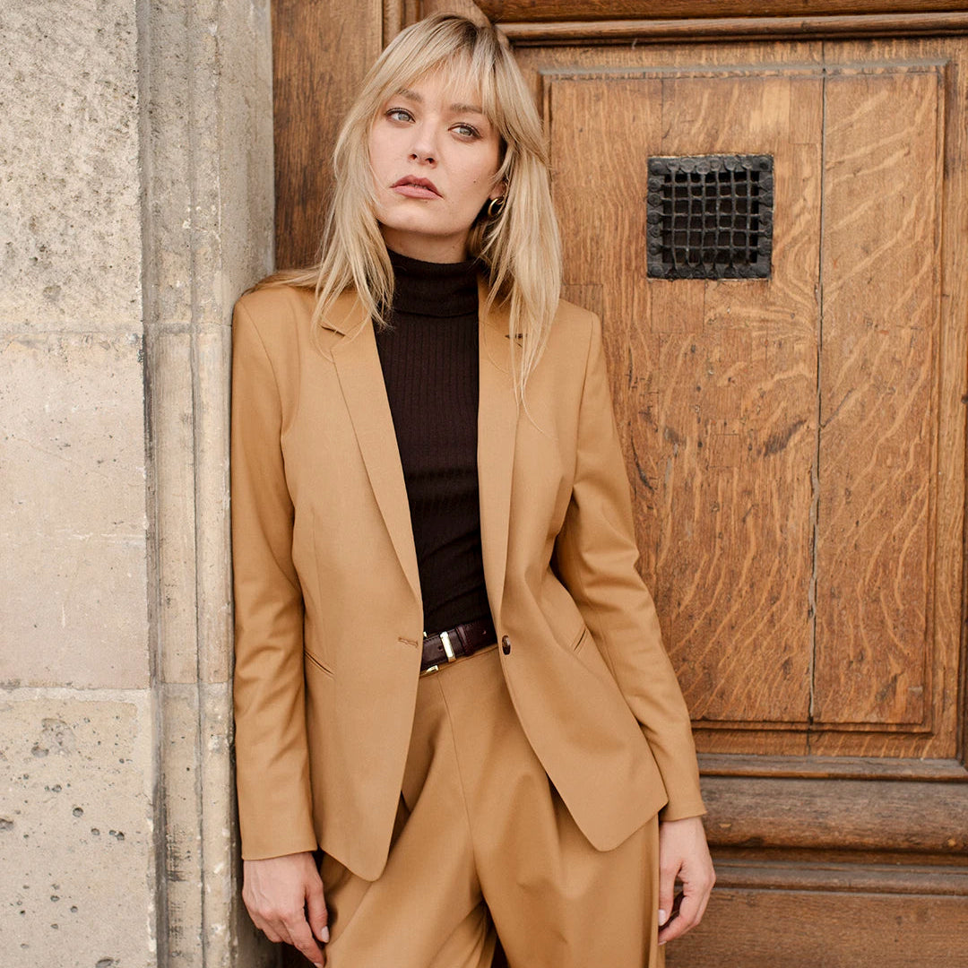 tenue-chic-femme-tailleur-camel-pantalon-large-veste-cintree-