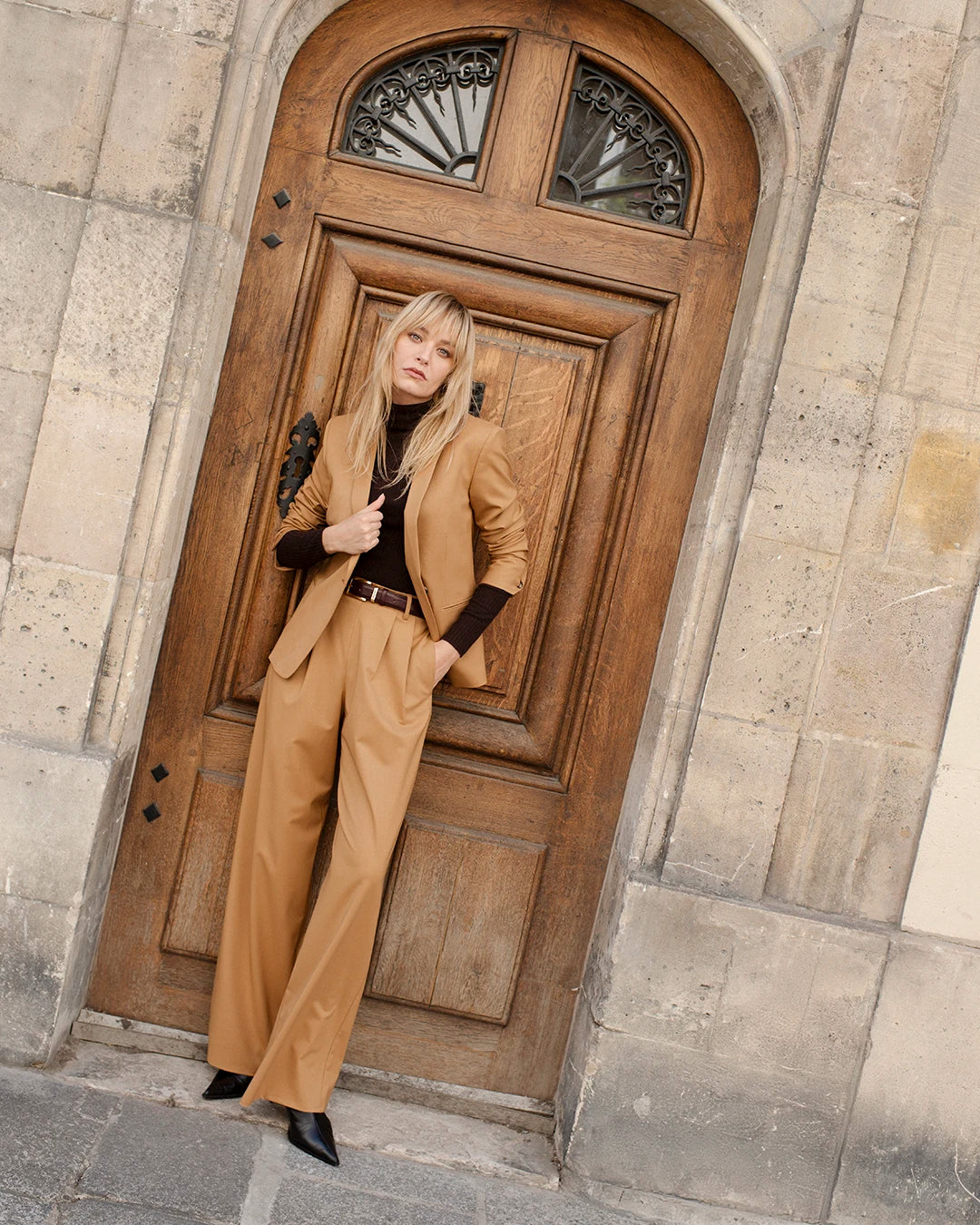 outfit-chic-woman-suit-camel-pants-large-jacket-hanger-