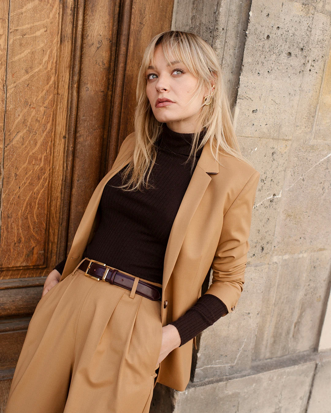 outfit-chic-woman-suit-camel-pants-large-jacket-hanger-