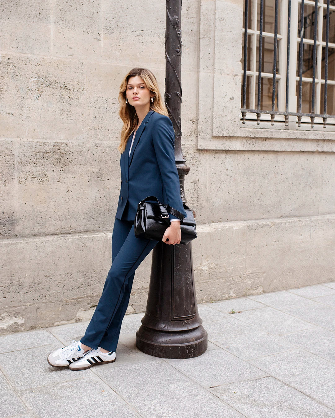 "Pantalon-tailleur-bleu-gris-coupe-cigarette-taille-mi-haute-fausses-poches-cavalières-avant-poches-poissepoilées-arrières-passant-ceinture-17H10-tailleurs-pour-femme-paris-"