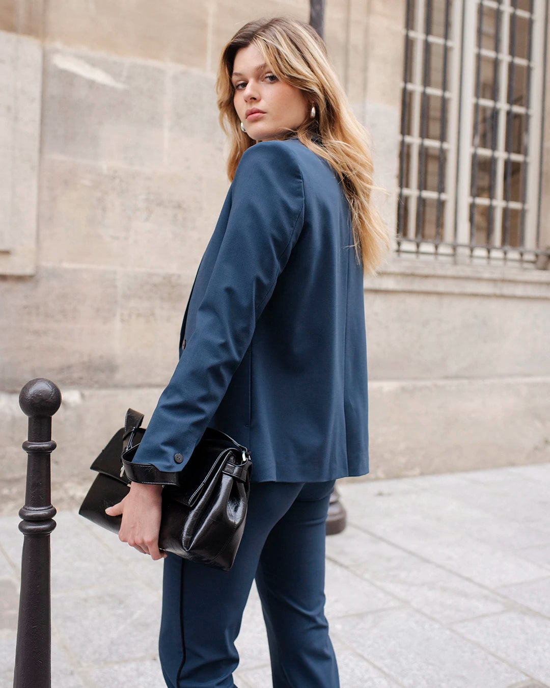 tenue-de-bureau-tailleur-femme-veste-croisee-pantalon-cigarette-bleu-petrole-