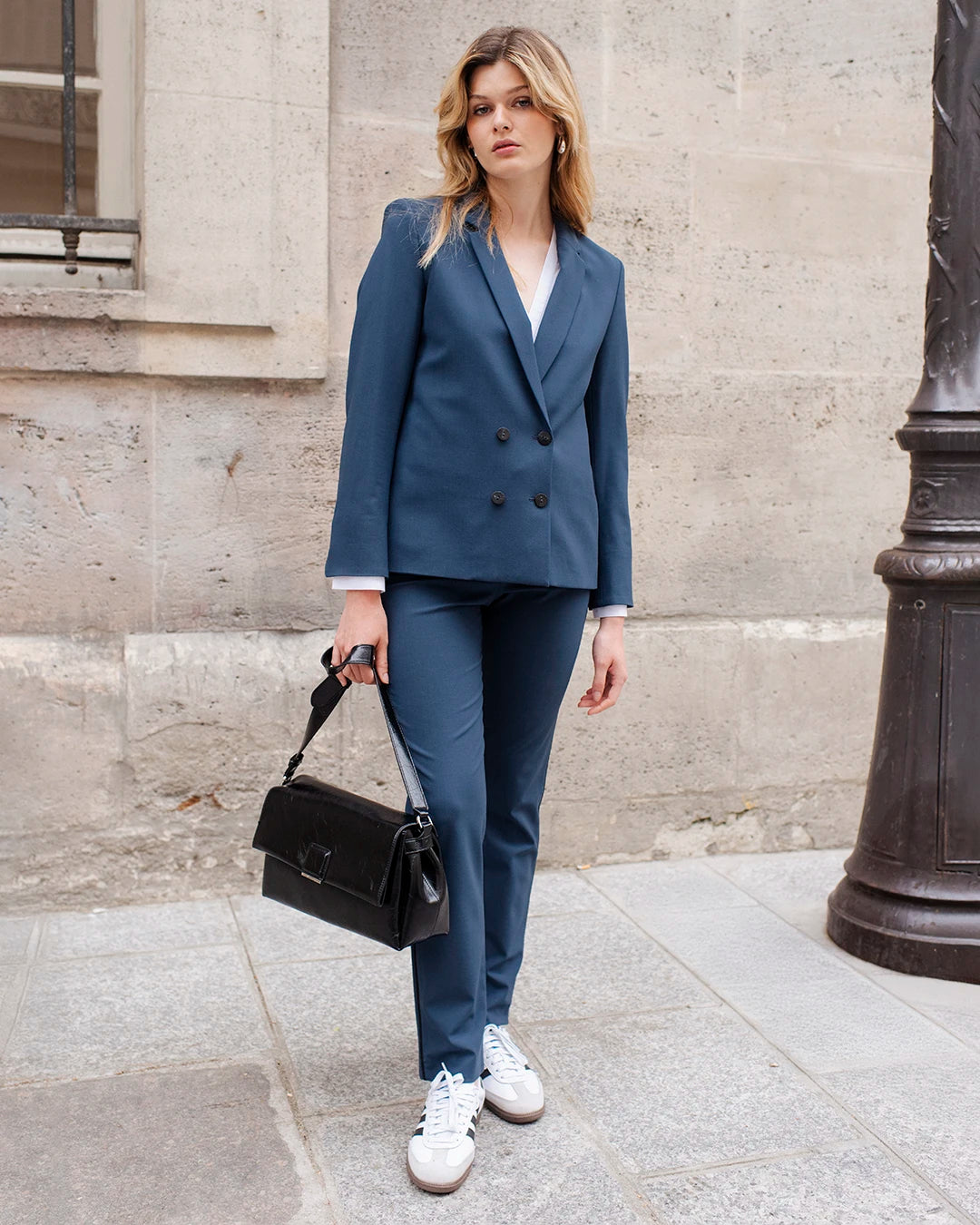 "Pantalon-tailleur-bleu-gris-coupe-cigarette-taille-mi-haute-fausses-poches-cavalières-avant-poches-poissepoilées-arrières-passant-ceinture-17H10-tailleurs-pour-femme-paris-"