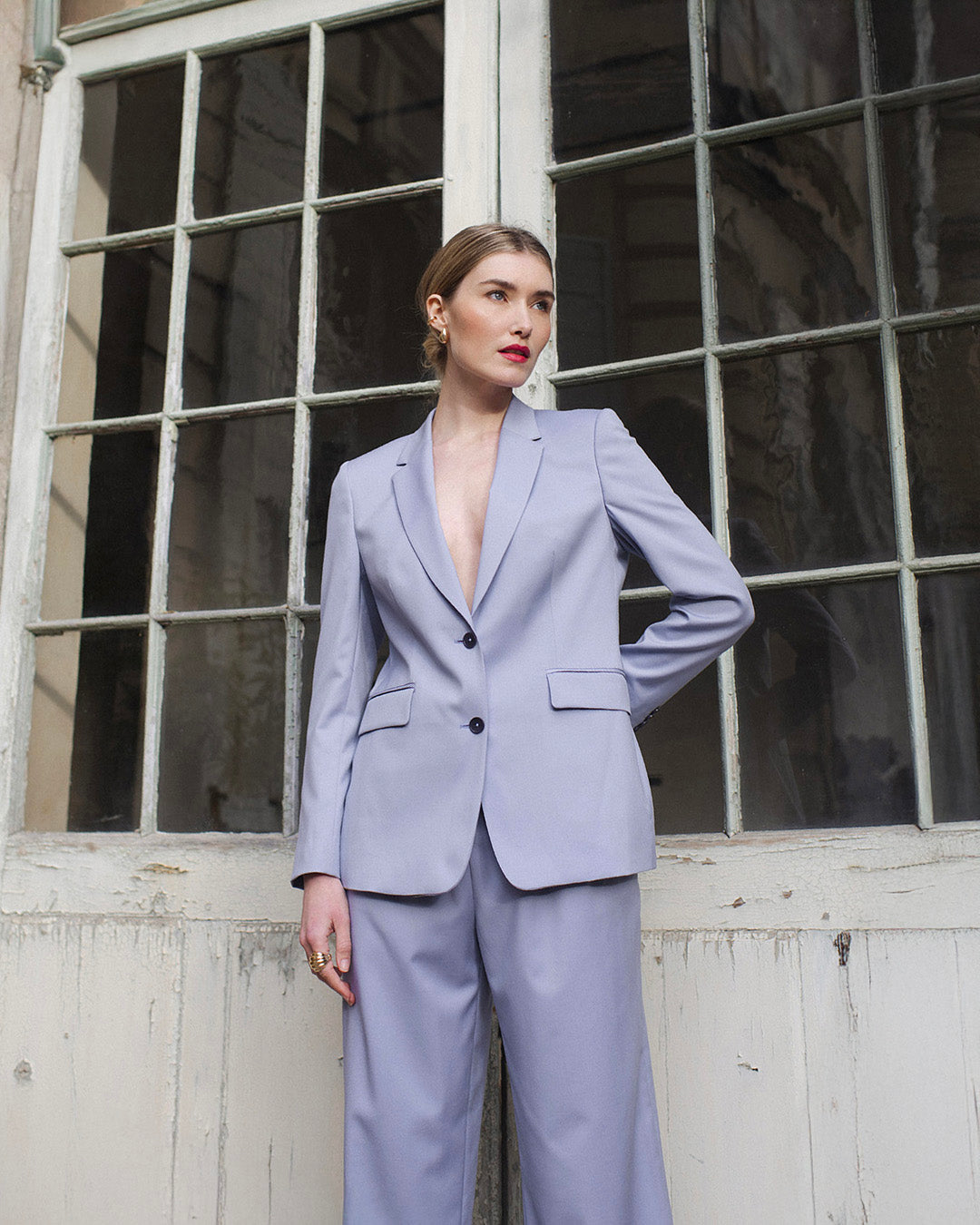 tenue-de-bureau-veste-tailleur-large-pantalon-large-brume-