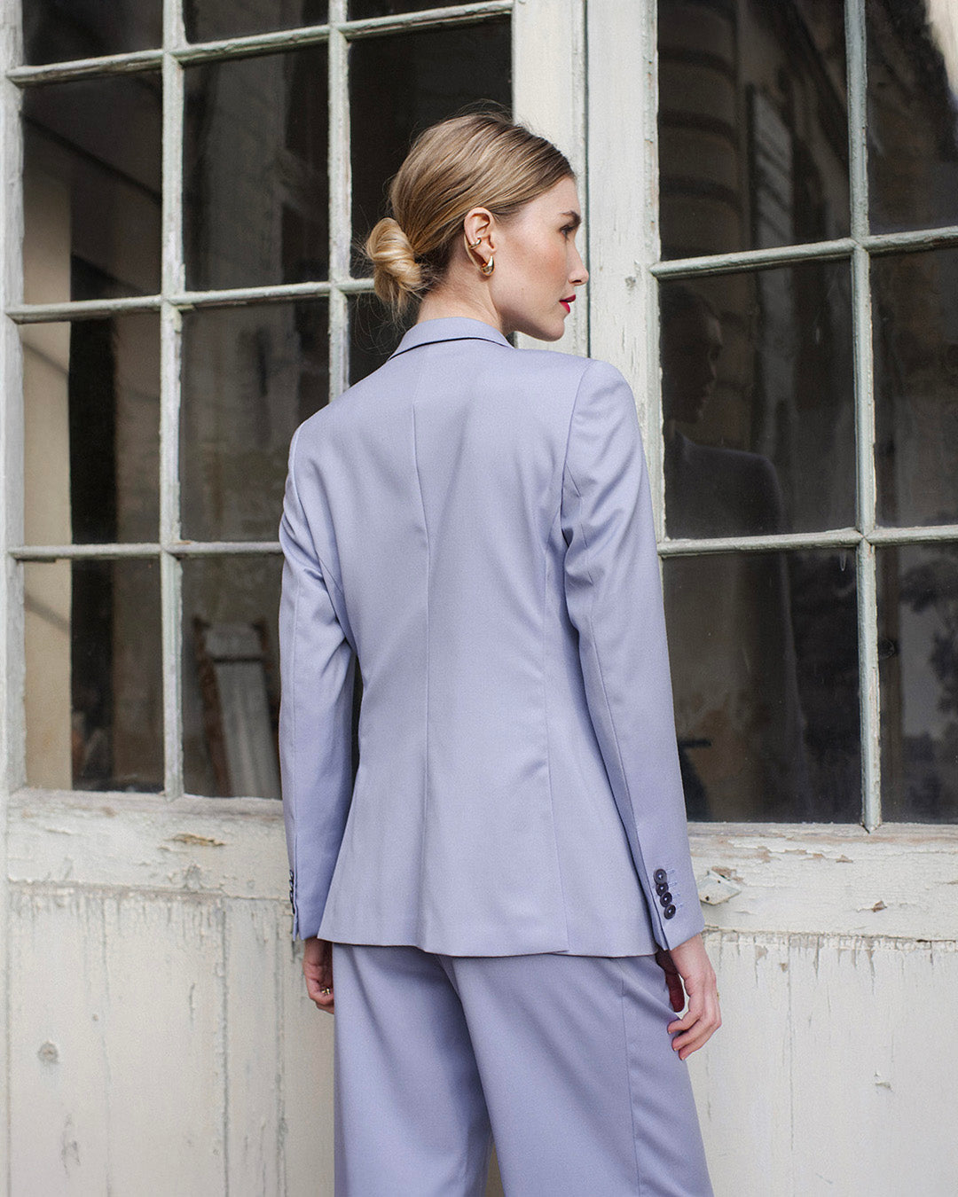 tenue-de-bureau-veste-tailleur-large-pantalon-large-brume-