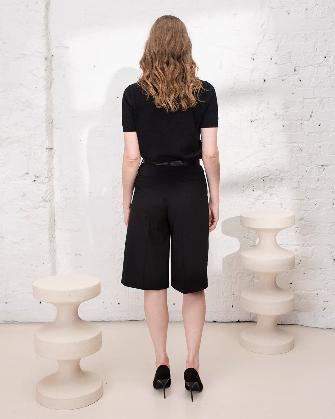 Tenue été bureau femme avec bermuda noir élégant idéale en forte température