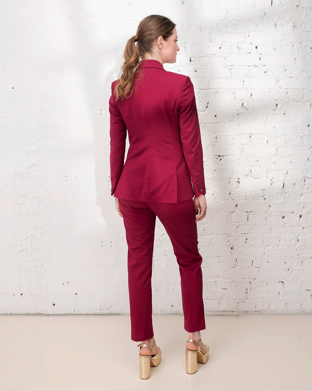 Tailleur chic femme rose foncé avec veste croisée cintrée et pantalon cigarette
