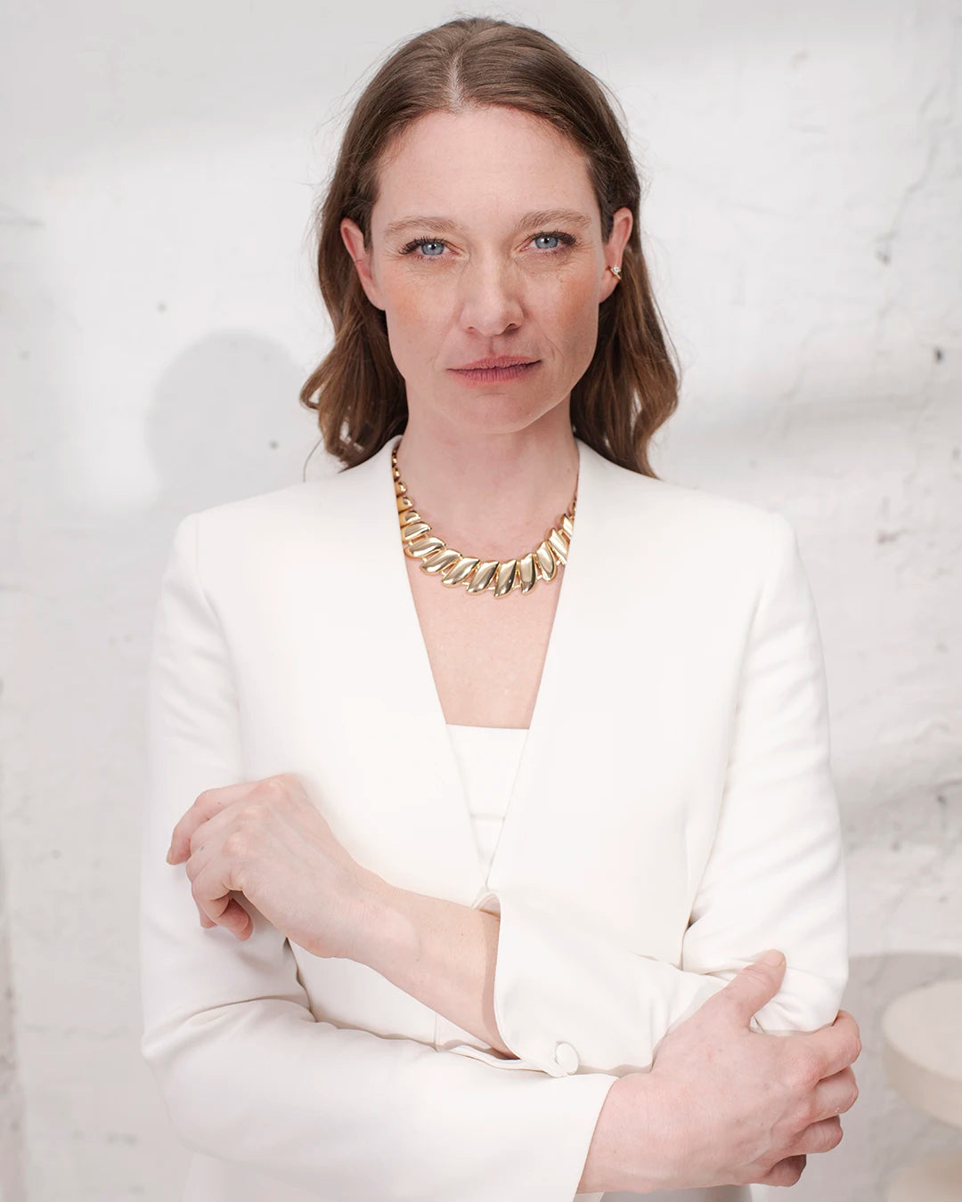 Tailleur blanc femme avec veste courte et pantalon cigarette blanc, idéal pour un baptême chic.