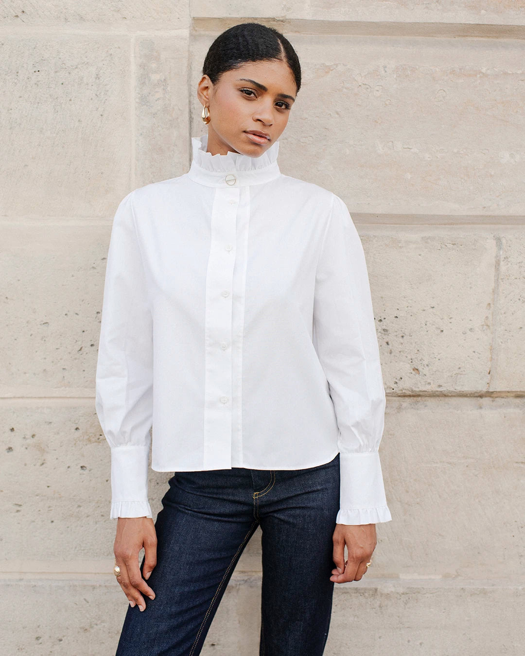 tenue-professionnelle-femme-chic-jean-brut-flare-et-chemise-blanche-col-montant-1